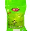 תמונה של שקית אורז ירוקה עם הכיתוב "אורז יסמין" וקטע צילום של אדם קוטף אורז בשדה.