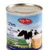 תמונה של קופסת חלב מרוכז ממותק עם שומן צמחי. על הקופסה מצויירת פרה ועץ בחוץ, עם טקסט בעברית ובאנגלית.