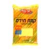 ת袋ת של קמח תירס עם תווית בצבעים צהוב ואדום. טקסט בתווית מציין "קמח תירס" ו-"חדש".