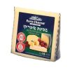 חתיכת גבינה עטופה, עם זיהוי של המותג "Euro Cheese" וטקסט בעברית המפרט "סבינת איירודן".