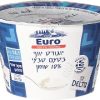 כוס יוגרט יוני עם 10% שומן מבית דלתא, באריזת פלסטיק בצבעים כחול ולבן.